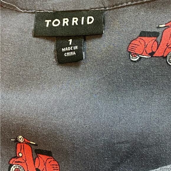 Torrid Gray Rayon Button-Down with Red Scooters Size 1 - Picture 5 of 6